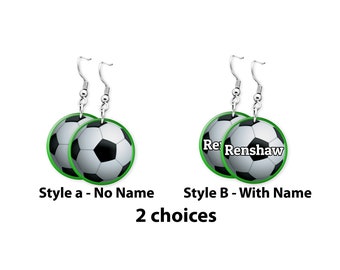 Puede incluir: Dos pares de pendientes colgantes de plata con un diseño de balón de fútbol verde y blanco. Un par tiene el nombre "Re: Renshaw" en el balón, y el otro par no.
