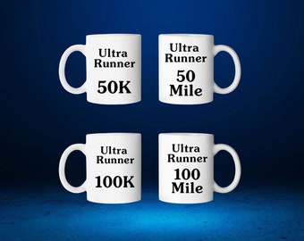 Puede incluir: Cuatro tazas de cerámica blanca con texto negro. Las tazas dicen "Ultra Runner 50K", "Ultra Runner 50 Mile", "Ultra Runner 100K", y "Ultra Runner 100 Mile".