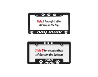 Puede incluir: Dos marcos de matrícula negros con huellas de patas blancas y el texto "DOG MOM". El marco superior tiene el texto "Style A para pegatinas de registro en la parte superior" y el marco inferior tiene el texto "Style B para pegatinas de registro en la parte inferior".