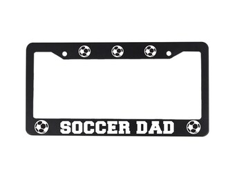 Puede incluir: Marco de matrícula negro con balones de fútbol blancos y el texto "SOCCER DAD".