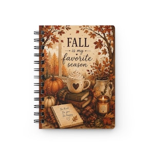 Pode incluir: Um caderno de espiral com uma ilustração de tema outonal e o texto "FALL is my favorite season". A capa mostra abóboras, uma caneca de cacau, livros empilhados, uma vela e um diário aberto com "Be kind, Be you, Be happy".