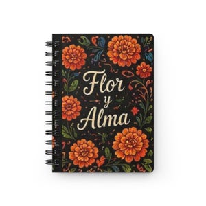 Flor y Alma Floral Spiral Notebook | Dziennik w języku hiszpańskim, wzór Orange Marigold