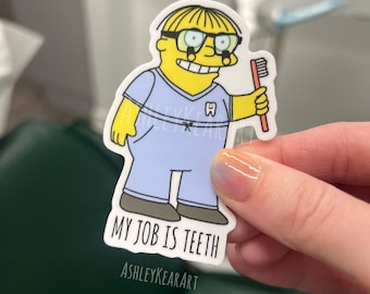 Op de afbeelding: Een gestanste vinylsticker met een gele stripfiguur in een lichtblauw uniform, met een bril op en een rode tandenborstel in de hand. Het shirt heeft een klein tandicoontje en de tekst MY JOB IS TEETH staat in zwarte hoofdletters onderaan.