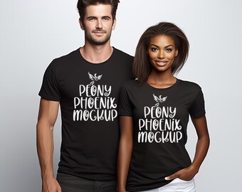 Könnte beinhalten: Zwei schwarze T-Shirts mit einem weißen Grafikdesign, auf dem vorne "Peony Phoenix Mockup" steht. Das Grafikdesign enthält einen stilisierten Vogel.
