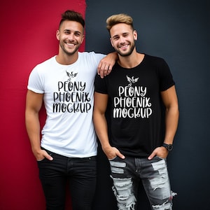 Op de afbeelding: Twee mensen dragen zwarte en witte T-shirts met de tekst "Peony Phoenix Mockup" erop gedrukt. De persoon links draagt een wit T-shirt en de persoon rechts draagt een zwart T-shirt.