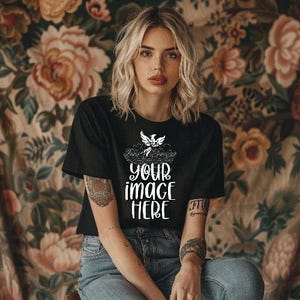 3001 ZWART mockup, damesmodel, zwart 3001 mockup, Bella Canvas 3001 shirtmodel, zwart shirtmodel, blanke vrouw blonde tattoo boho