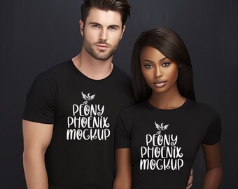 Könnte beinhalten: Zwei Personen tragen schwarze T-Shirts mit einem weißen Aufdruck, der "Peony Phoenix Mockup" lautet.