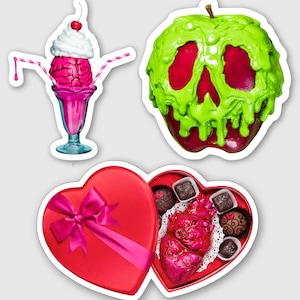 Könnte beinhalten: Eine Sammlung von Aufklebern mit einem rosa Gehirn-Eisbecher mit Strohhalmen, einem roten Apfel mit grünem, tropfendem Gelee und einer herzförmigen Schachtel mit einer rosa Schleife, die eine herzförmige Praline und andere Pralinen enthält.