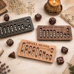 Può includere: Tre tavole di legno "Spell Slots" con cuscinetti a sfera in metallo, insieme a dadi ornati e una candela accesa. Le tavole sono in tonalità marrone e nero, con il testo "Spell Slots" e "Concentration Off" visibile.