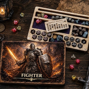 Peut inclure: Un organisateur de jeu de plateau en bois avec un couvercle rectangulaire illustré d'un chevalier tenant une épée et un bouclier, portant l'inscription FIGHTER. Le plateau contient divers dés polyédriques, un suivi de sorts et des figurines.
