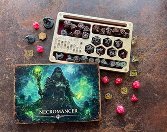 Boîte et plateau à dés en bois fabriqués à la main, éventails Dungeons & Dragons. Idée comme coffre-fort de dés wyverne.