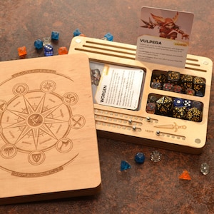 Peut inclure: Une boîte de rangement de jeu en bois clair avec un couvercle amovible présentant un motif de boussole gravé au laser. L'intérieur contient des fentes pour des cartes de jeu, dont Vulpera et Worgen, et des compartiments remplis de dés.