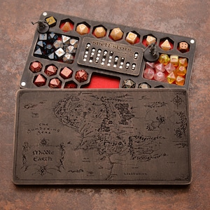 DnD-doos en -tray. Gepersonaliseerde dobbelsteendoos met magnetische spreukentracker.