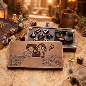 Op de afbeelding: Een houten dobbeldoos met een gedetailleerde illustratie en de tekst "CAREFULLY CRAFTED PLOT HOOK". De doos bevat verschillende dobbelstenen en miniatuurfiguren. De dobbelstenen zijn donker met metalen accenten. De scène speelt zich af op een kaart met andere spelaccessoires.