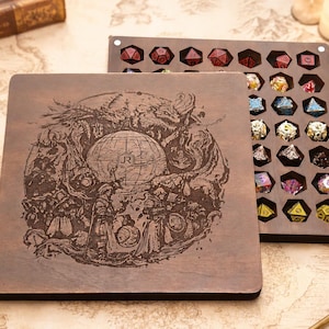 Peut inclure: Une boîte de rangement pour dés en bois brun foncé avec un couvercle carré présentant une illustration fantastique gravée au laser représentant des personnages et un globe. La base ouverte contient une grille de compartiments hexagonaux.