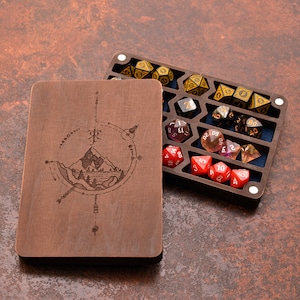 Scatola e vassoio per dadi DnD. Scatola per dadi personalizzata. Porta dadi da 4 set. Vassoio per dadi personalizzato. Wyvern Dice Vault.