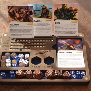 Bandeja y almacenamiento Daggerheart hechos a mano con rastreador de RPG magnético incorporado, caja de cartas