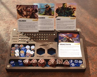 Bandeja y almacenamiento Daggerheart hechos a mano con rastreador de RPG magnético incorporado, caja de cartas
