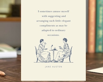 Puede incluir: Una tarjeta de color crema con una cita de Jane Austen en texto negro. La cita dice: "A veces me divierto sugiriendo y organizando pequeños cumplidos elegantes que pueden adaptarse a ocasiones ordinarias." La tarjeta presenta una ilustración en blanco y negro de dos mujeres sentadas en una mesa con una tetera y tazas.