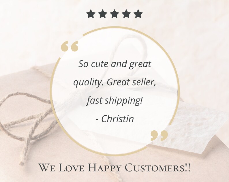 Puede incluir: Una rese&ntilde;a de un cliente con cinco estrellas y una cita: "Tan lindo y de gran calidad. Gran vendedor, env&iacute;o r&aacute;pido! - Christin". La cita est&aacute; en un c&iacute;rculo con un borde dorado. El fondo es un papel marr&oacute;n claro con un lazo de cuerda marr&oacute;n.