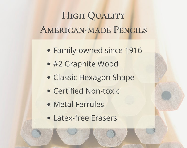 Puede incluir: Primer plano de una pila de l&aacute;pices de madera con puntas de grafito negro. Los l&aacute;pices est&aacute;n etiquetados como "HIGH QUALITY AMERICAN-MADE PENCILS" y enumeran caracter&iacute;sticas como "Family-owned since 1916", "#2 Graphite Wood", "Classic Hexagon Shape", "Certified Non-toxic", "Metal Ferrules" y "Latex-free Erasers".