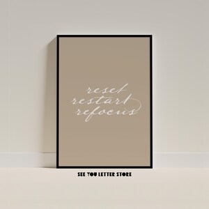 Zurücksetzen Neu starten Neu fokussieren Druck - motivierende Wandkunst Inspirationszitat - minimalistisches Dekor in beige und weiß - digitaler Download