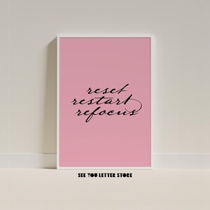 Reiniciar reiniciar reenfocar cartel de cita motivacional - fondo rosa, arte de pared de tipografía inspiradora, descarga digital para la decoración de la oficina en el hogar