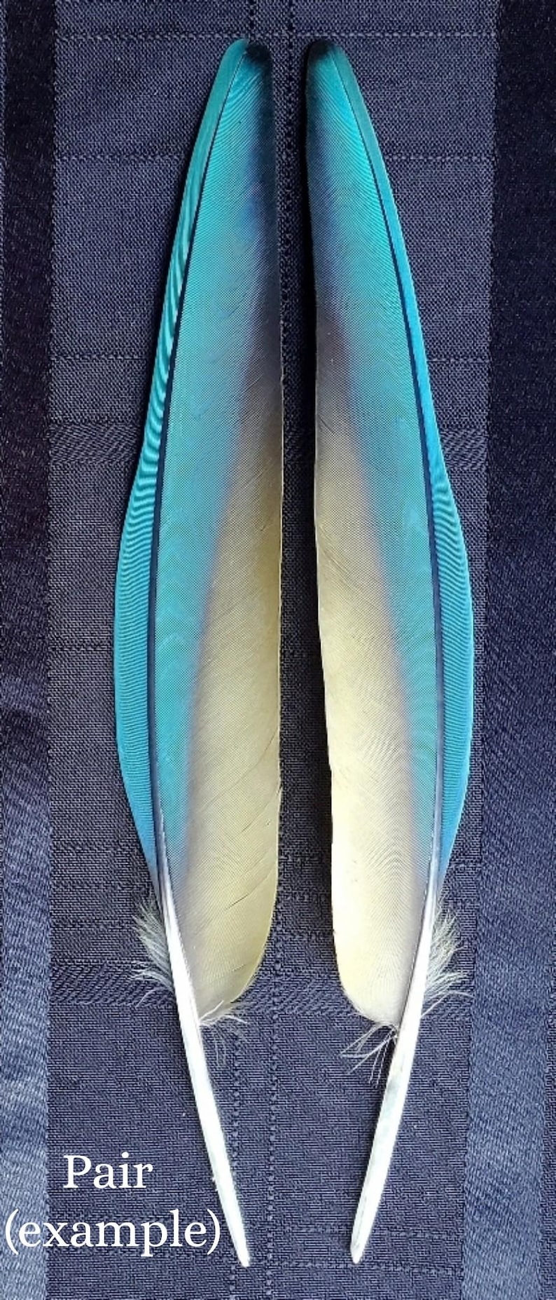 Puede incluir: Un juego de tres tazas de cer&aacute;mica con un acabado mate moteado. Las tazas son en tonos crema, gris claro y gris oscuro. Cada taza tiene un dise&ntilde;o simple y minimalista y un asa redondeada.