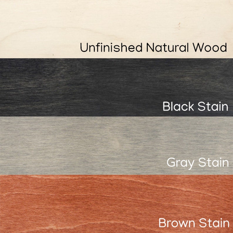 Pu&ograve; includere: Un campione di finiture del legno, tra cui Legno Naturale non Finito, Macchia Nera, Macchia Grigia e Macchia Marrone. Il testo etichetta ogni finitura. L'immagine mostra i diversi colori e le trame del legno.