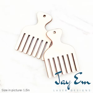 Pu&ograve; includere: Due pettini afro in legno. Ogni pettine misura 3,8 cm e ha un manico con un foro per appenderlo. I pettini sono di colore chiaro e hanno un design classico. Il testo "Jay Em Laser Designs" &egrave; in basso a destra.
