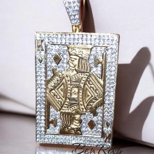 Gelbgold Fn Royal King Poker Anhänger, mehrfarbiger runder CZ Diamant Herren Anhänger, Herren Spielkarte Anhänger, handgefertigter Charm Anhänger