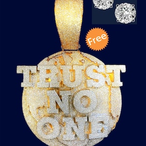 Pingente de logotipo personalizado com medalhão para homens em ouro amarelo sobre diamante gelado / Trust No One Nome Rapper Blinged Moissanite Out Hip Hop Charm