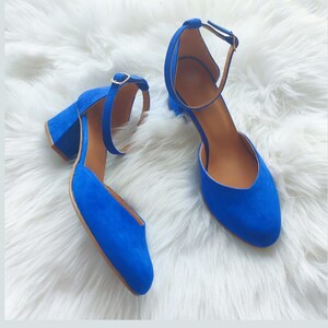 Royal Blue Heels für die Braut, blaues Wildleder, Frauen Braut Pumps, Schuhe mit mittlerem Blockabsatz, Damen geschlossene Wickelsandale, spitze Pumps