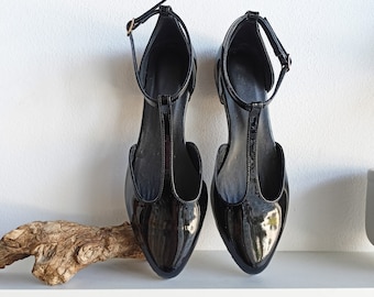 Glänzende schwarze Leder T-Bar-Schuhe, Vintage inspirierte elegante Ballerinas, Damenschuhe im Stil der 1950er Jahre, Herbst Wohnungen, süßes Paar Slip-On Schuhe