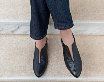 Neue trendige Damenschuhe, modern geschnittene Lederschuhe, zwei Texturen aus schwarzem Leder, Slip Ons für Frauen, flache, spitze Schuhe, bequeme Anzugschuhe