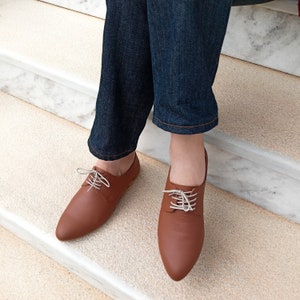 Richelieus en cuir marron, Chaussures richelieu marron châtaigne, Chaussures plates en cuir pour femme, À lacets, Chaussures habillées, Richelieus plats, Chaussures plates pointues à bout fermé