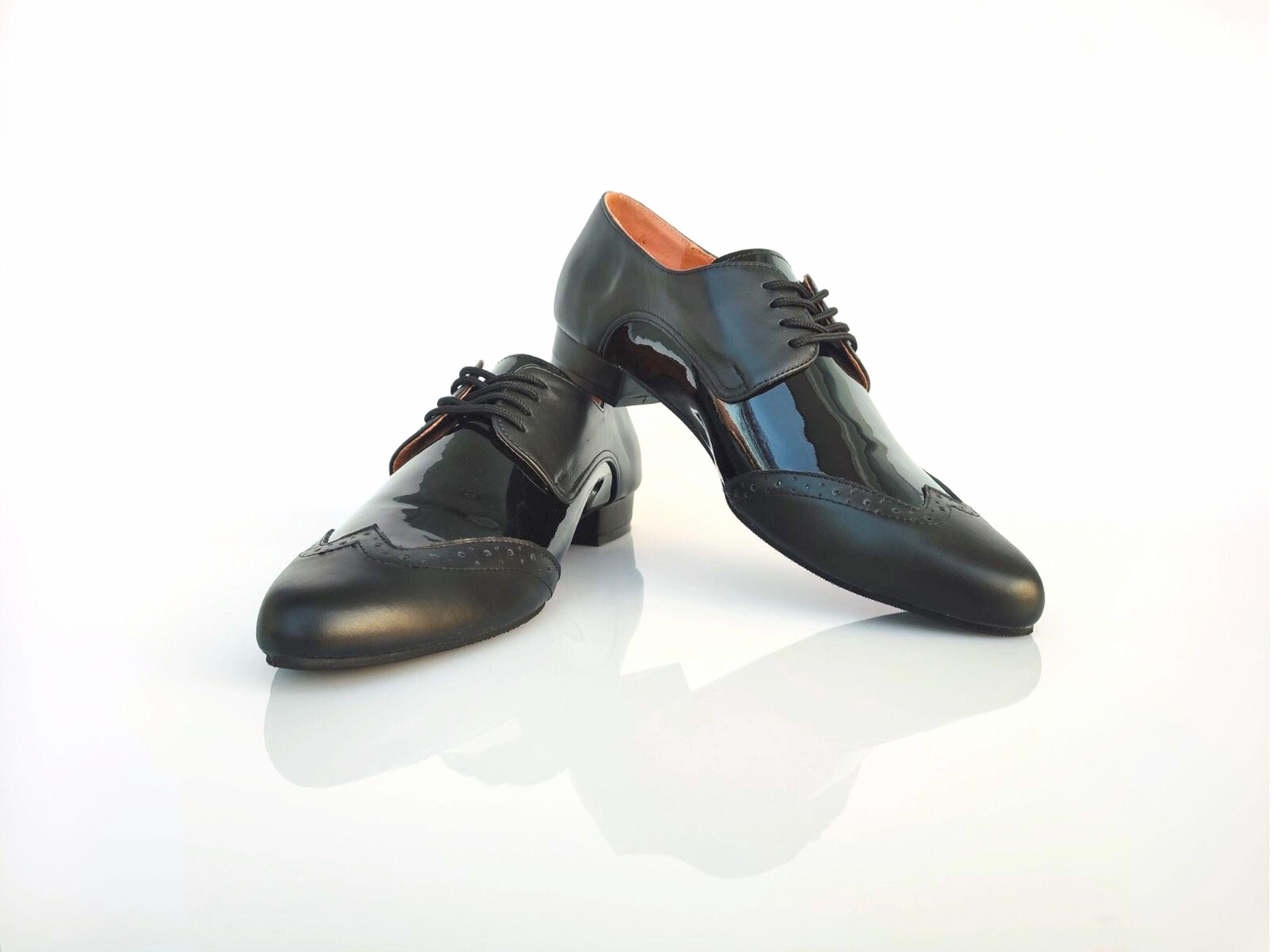 光沢のあるレザーミックスを使用した女性用の象徴的なブラックの