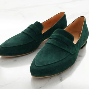 Green Suede Shoes, Slip-on Moccasins, Fashionable Pointy Toe, Hunter Green Loafers Women, Cities Walkings, Minimalist Design, Office Look