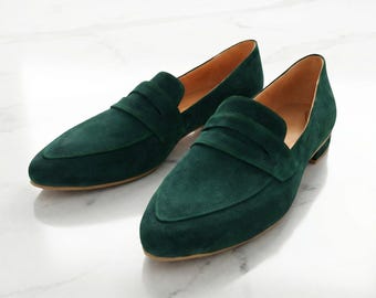 Green Suede Shoes, Slip-on Moccasins, Fashionable Pointy Toe, Hunter Green Loafers Women, Cities Walkings, Minimalist Design, Office Look