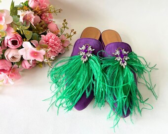 Mules en daim vertes ornées de bijoux et de plumes, mules plates à bout pointu, mules en cuir pour femme, robe vert moyen talons bas, chaussures de cérémonie élégantes