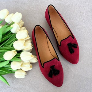Vinröda läderloafers med tofsar, platta mockasiner för kvinnor, slip-on-skor i mocka, eleganta promenadskor med casual look, loafers med spetsiga tofsar bild 3