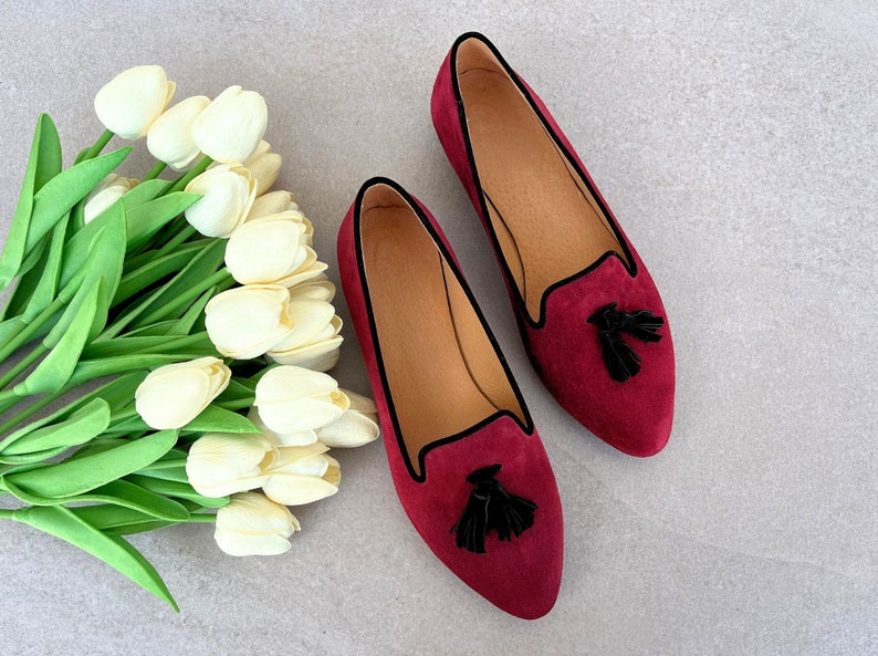 Vinröda läderloafers med tofsar, platta mockasiner för kvinnor, slip-on-skor i mocka, eleganta promenadskor med casual look, loafers med spetsiga tofsar bild 3