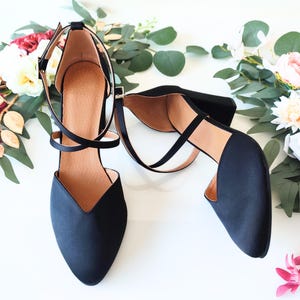 Women&#39;s Satin Block Heeled Pumps, Black Solid Color Pointed Toe Shoes, Elegant Crisscross Strap Heels, Versatile Stylish Black Dress Shoes