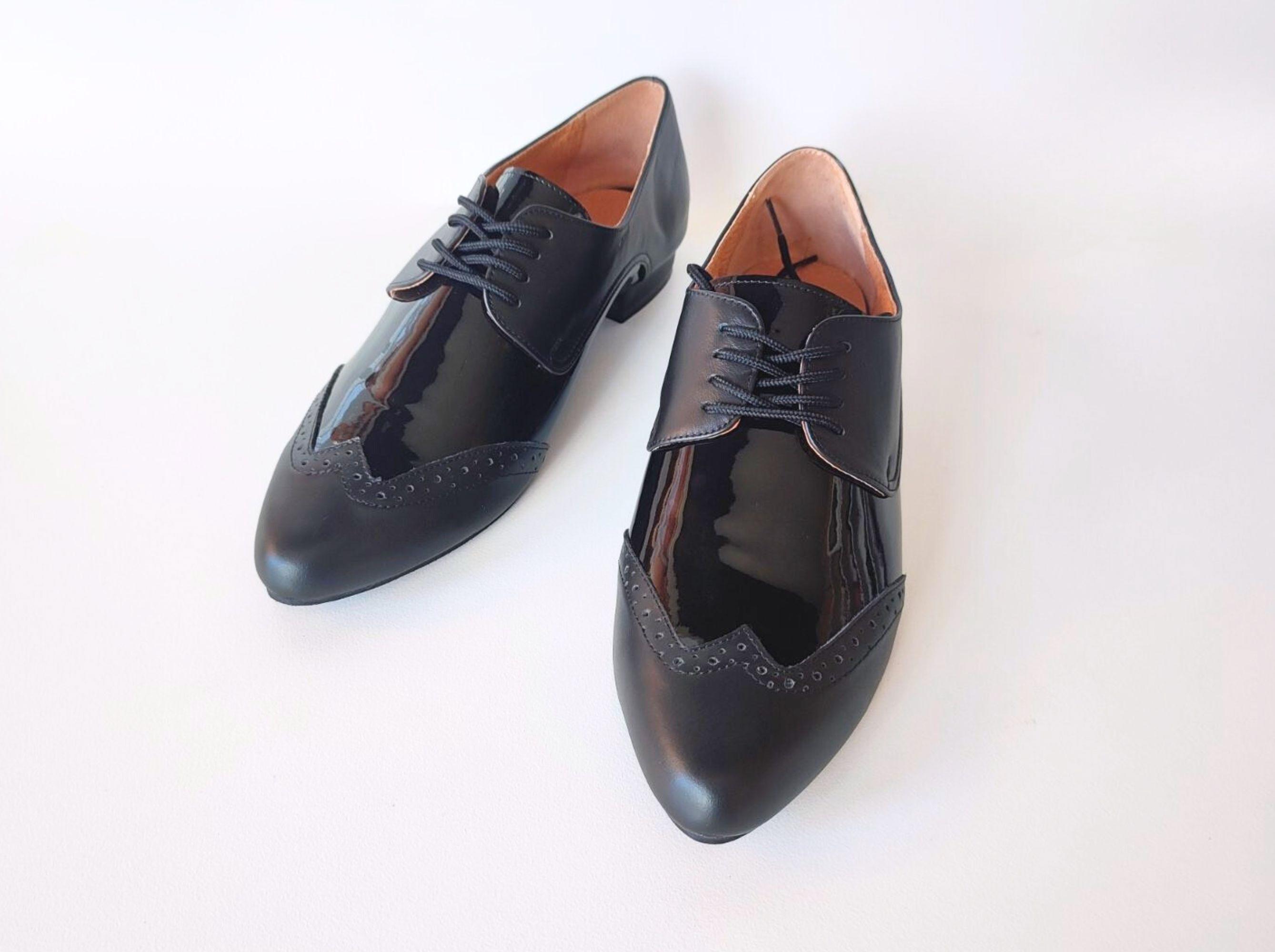 光沢のあるレザーミックスを使用した女性用の象徴的なブラックの