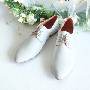 Women White Elegant Oxfords, Shoes For Brides, Elegant Derby, Wedding Oxfords, Tailored Shoes, Urban Look, Flat Leather Oxfords, Tie Shoes