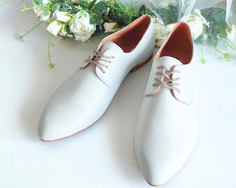Women White Elegant Oxfords, Shoes For Brides, Elegant Derby, Wedding Oxfords, Tailored Shoes, Urban Look, Flat Leather Oxfords, Tie Shoes