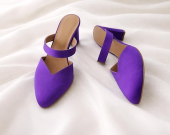 Mules de satén morado para damas de honor, tacón de bloque cerrado de 7,5 cm, calzado para invitadas de boda, estilo elegante para la noche.