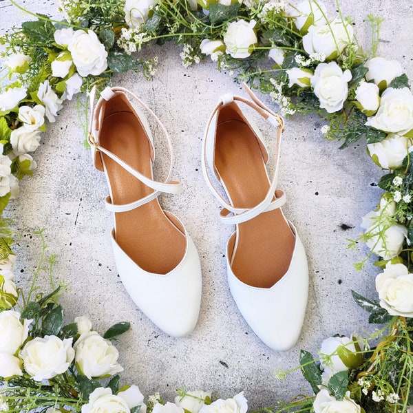 Chaussures de mariage à talon bas en cuir blanc intemporelles, chaussures plates croisées à la cheville, mariage romantique, soirée nuptiale, chaussures de mariage chics et élégantes