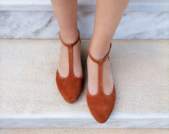 Ballerines en cuir suédé marron cognac, Chaussures de style rétro, Chaussures plates à bride en T avec fermeture à la cheville, Sandales fermées pour femme, Balançoires