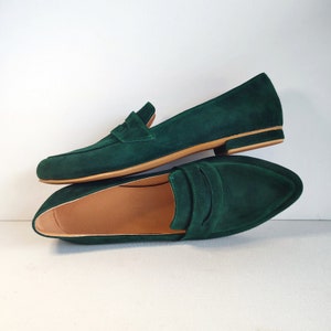 Green Suede Shoes, Slip-on Moccasins, Fashionable Pointy Toe, Hunter Green Loafers Women, Cities Walkings, Minimalist Design, Office Look
